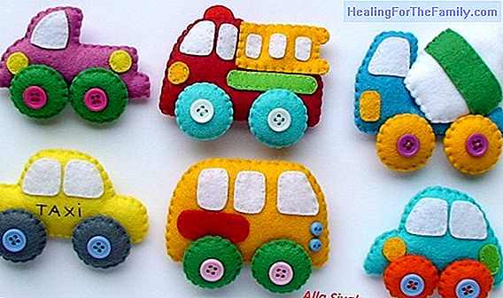 Keychain in the shape of a car. Craft with felt for children