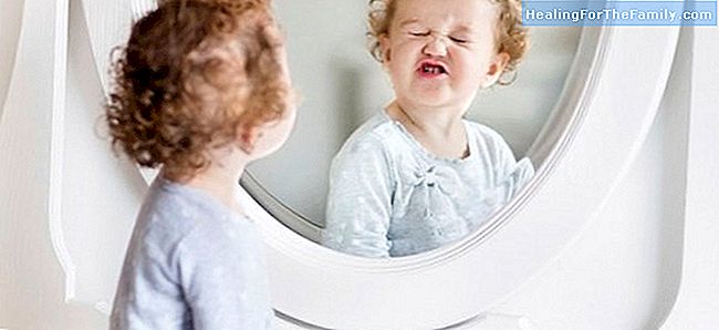 Fördelar med att leka med barnet framför spegeln