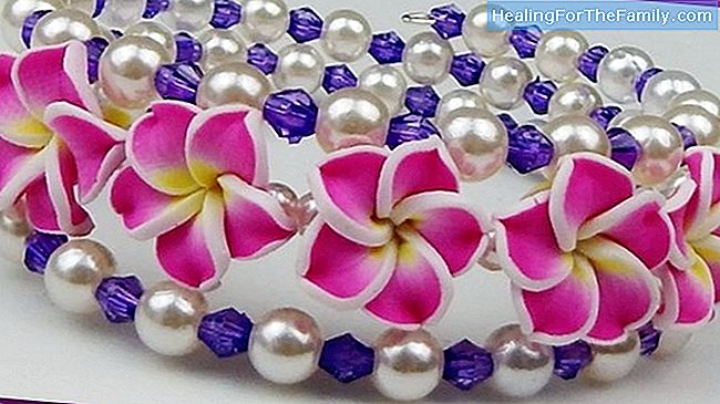 Blumenarmband mit Perlen. DIY Handwerk