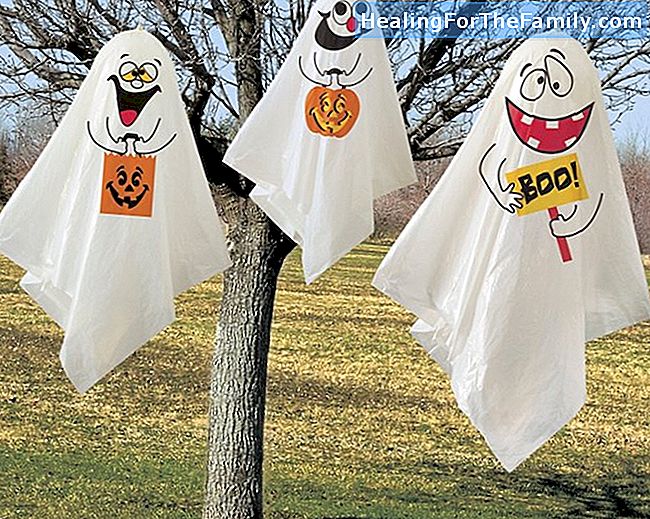 Hängende Geister für Halloween. Kunsthandwerk für Kinder