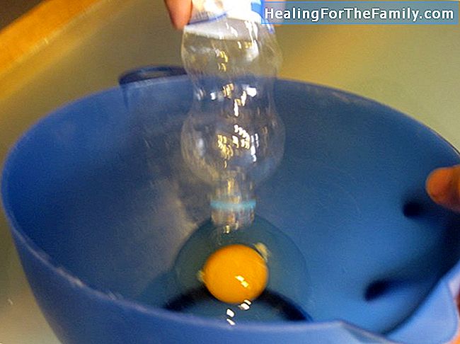 Wie man das Eigelb mit einer Flasche vom Ei trennt. Experimente für Kinder