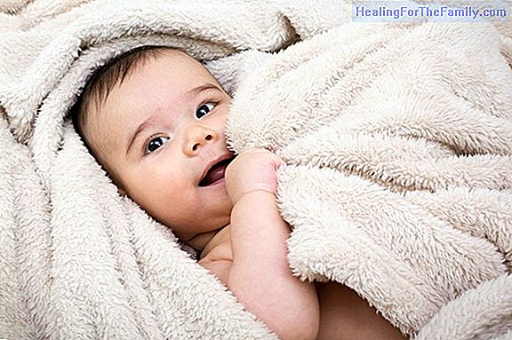 Remove the baby's diaper according to the Montessori philosophy
