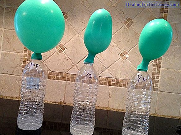 How to inflate a balloon with half a bottle. Experiment for children