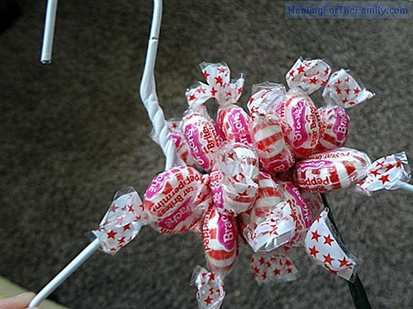 How to wrap Christmas gifts in the shape of candy