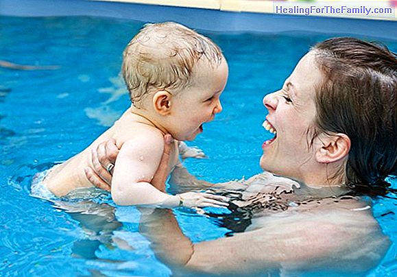 Babies in the water. How to learn to swim