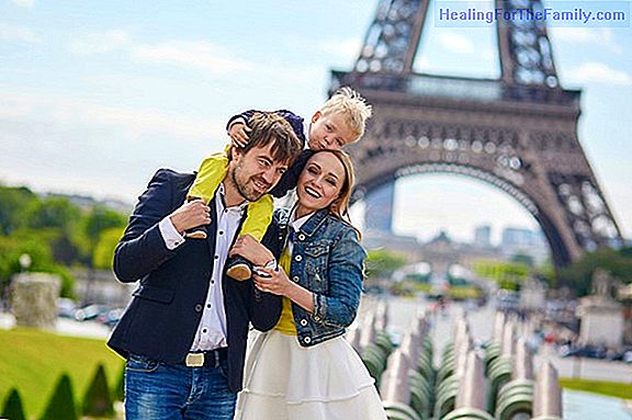 Travel to Paris with children. Guide and travel tips
