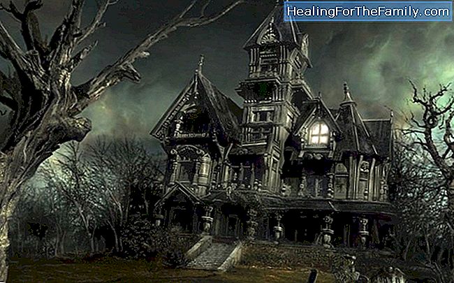 Haunted house for Halloween. Käsityöt pahvilla