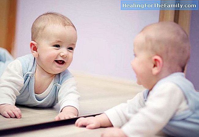 Avantages de jouer avec le bébé devant le miroir
