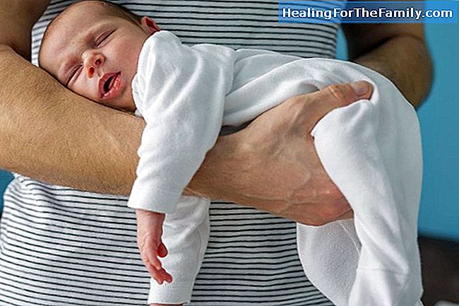 Comment prendre le nouveau-né dans les bras