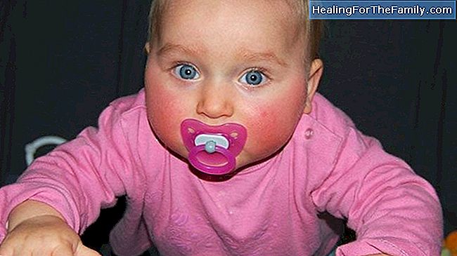Pourquoi les bébés sont nés avec les yeux bleus ou gris
