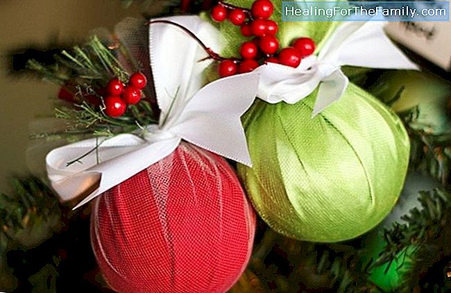 Boules et sphères Noël à la maison pour décorer l'arbre