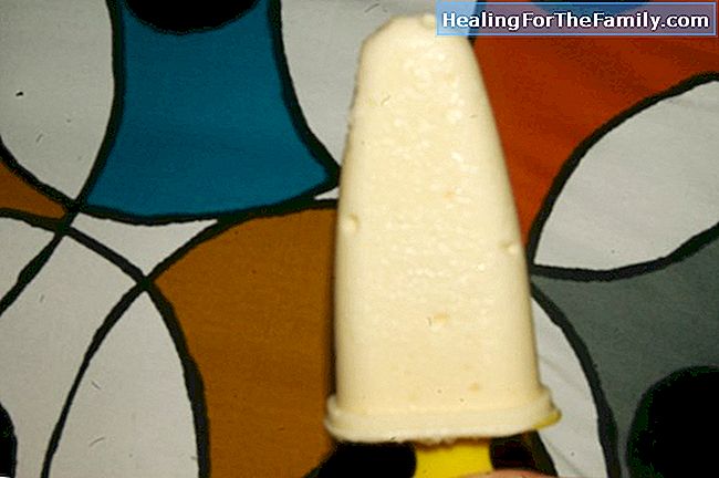 Fan avec des bâtonnets de crème glacée. l'artisanat pour enfants