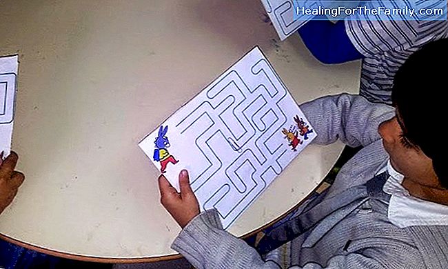 Labyrinthes pour enfants. Jeux avec du papier et un crayon