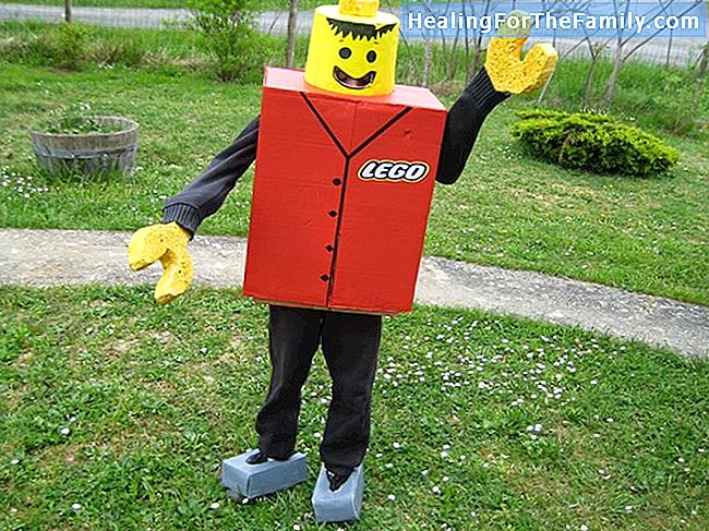 Costume de robot avec des boîtes en carton, l'art des enfants
