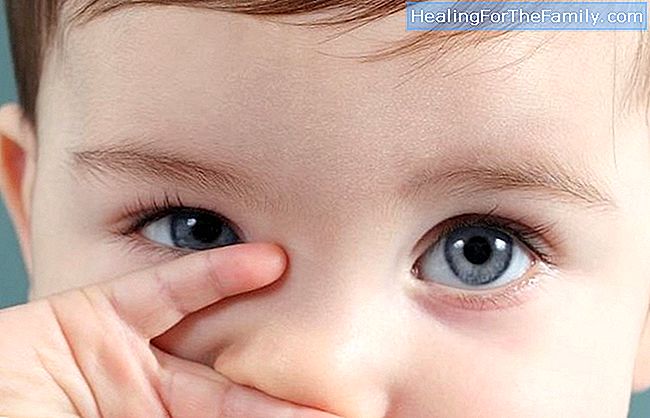 Perché i bambini nascono con occhi blu o grigi