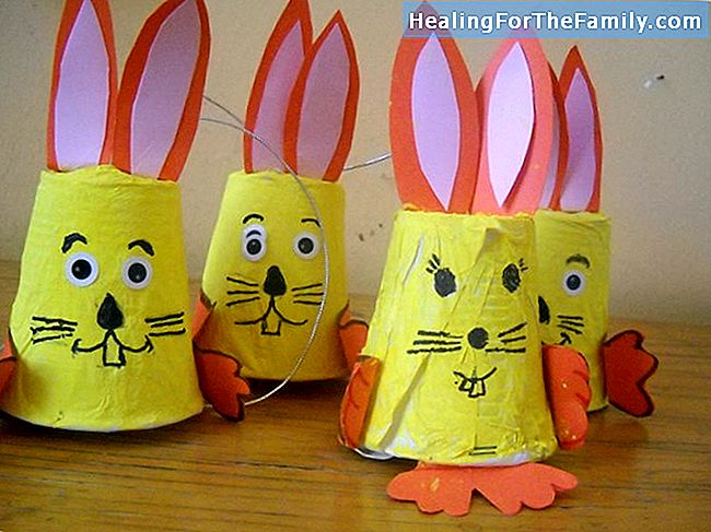 Coniglietti pasquali fatte di cucchiai di plastica per i bambini