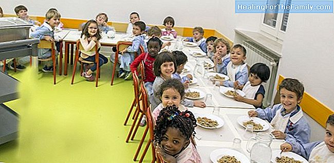 Pasti i primi bambini nella mensa della scuola
