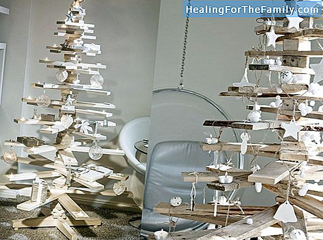 Stelle di cartone per decorare l'albero di Natale. l'artigianato per bambini