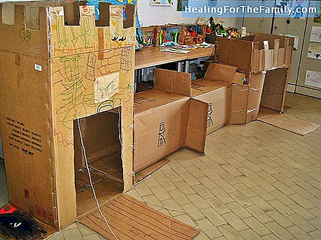 Castello fantasy con scatole di cartone. Bambini