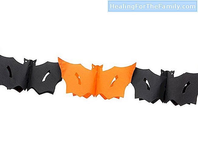Ghirlanda di pipistrelli per Halloween. Artigianato con i cartoni delle uova