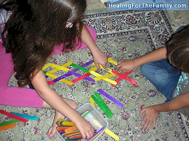 צעצוע יצירה עם מקלות ארטיק לילדים