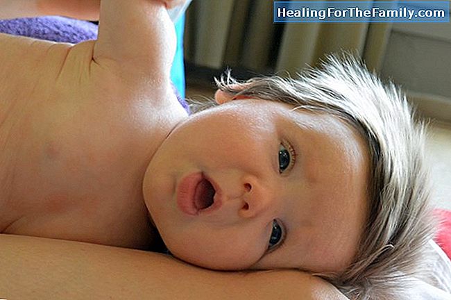 De babymassage versterkt de band met de ouders