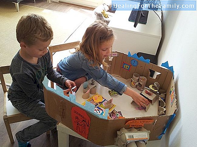 Spelen met kartonnen dozen tot de verbeelding van kinderen te stimuleren