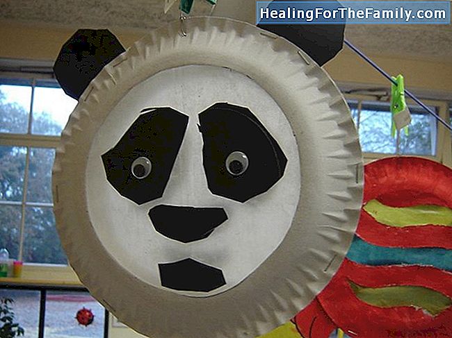 Panda beer masker met papieren bord. Crafts Carnival