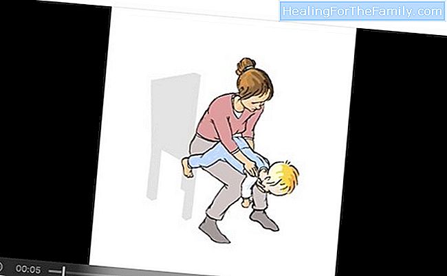 Heimlich manøver før kvelnings et barn