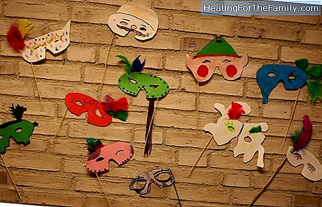 Karnevalsmasker med papirplater. Crafts for barn