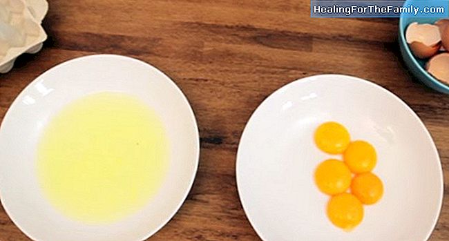 Hvordan å skille eggeplommen fra egget med en flaske. Eksperimenter for barn