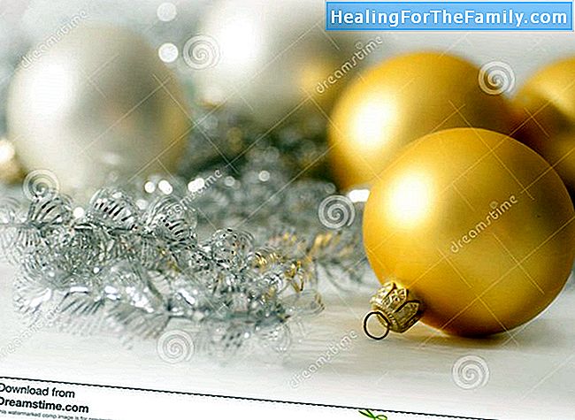 Bolas e esferas de Natal caseiras para decorar a árvore