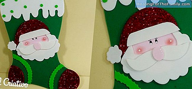 Ornamento da bota de Papai Noel. Artesanato de feltro