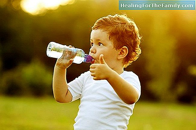 As crianças precisam beber mais água do que os adultos