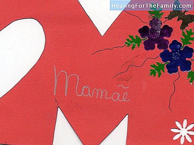 Cartão de flor com moldes de muffin. Dia das Mães Artesanato