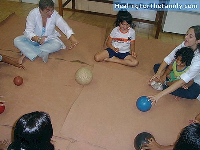 Exercícios de psicomotricidade com bolas e música para crianças