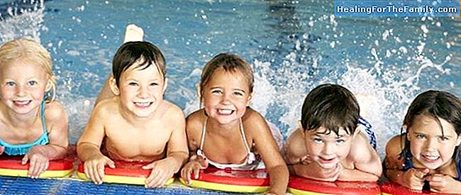 7 Steg för att lära simma ett barn