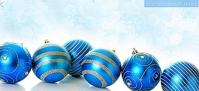 Ballen en bollen Kerstmis thuis om de boom te versieren