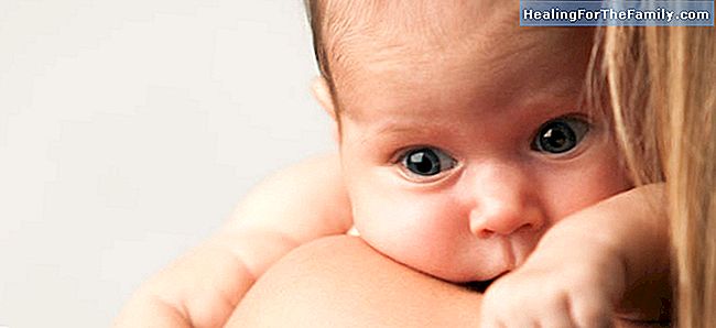 Hvordan å avlaste gastroøsofageal refluks i babyen