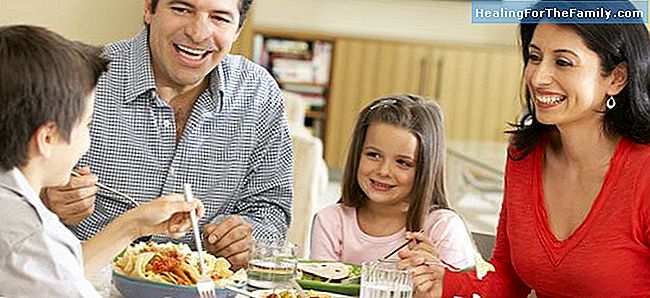 מה היחס של ההורים במהלך ארוחה משפחתית