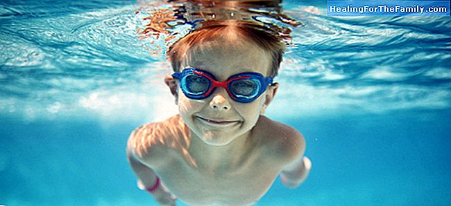 Pflege des Ohrs von Kindern im Pool