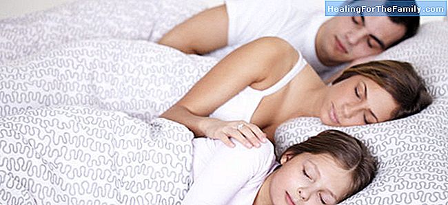 Sover i foreldrenes seng utover spedbarnsfasen