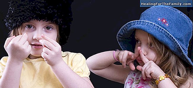 La langue des signes étonnante « maison » inventent des enfants sourds