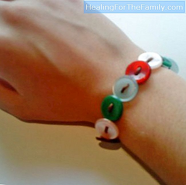 Button bracelet. Children's recycling crafts