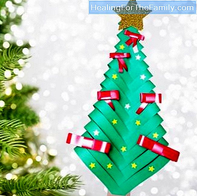עץ חג המולד עם קרטון. ילדים מלאכה עם חומר ממוחזר