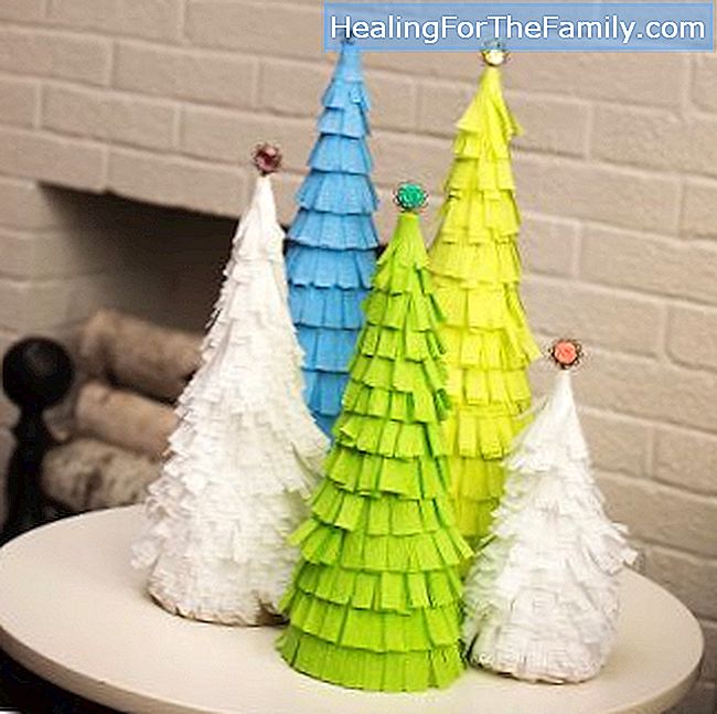 Weihnachtsbaum mit Papierfransen. Original-Kunsthandwerk