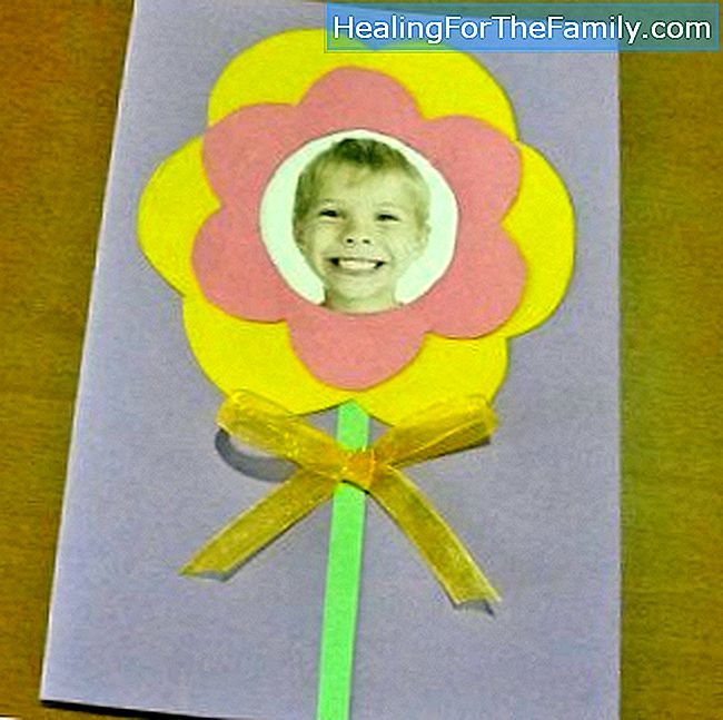 Carte de fleur avec photo. Craft pour maman