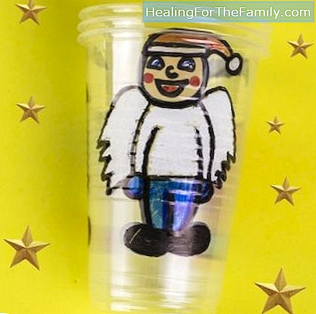 Sett med plastikk kopper til jul. barnas håndverk