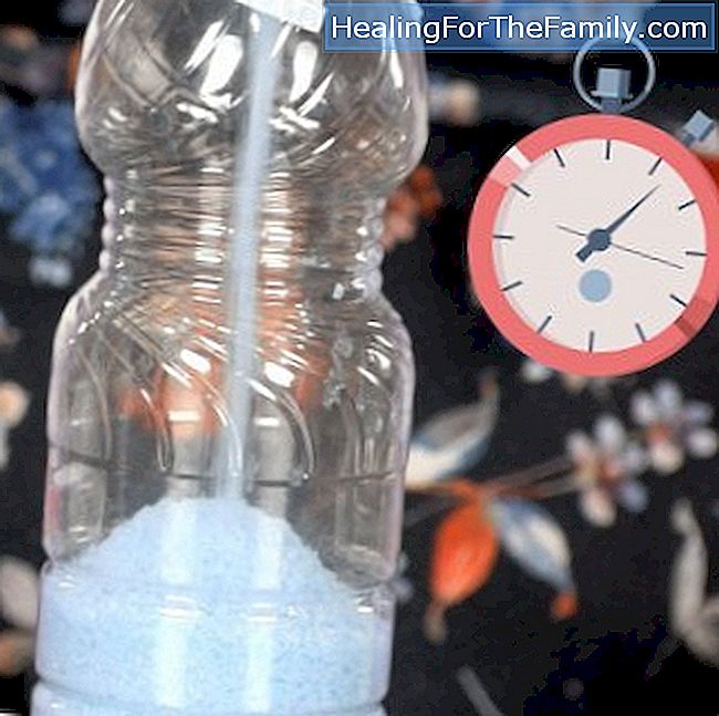Timeglass med plastflasker. Barneklubb