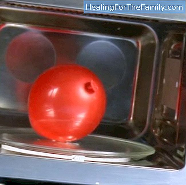 Como inflar um balão no microondas. Experiência para crianças
